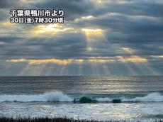 雲間から降りそそぐ光のシャワー　関東南部で「光芒」が出現