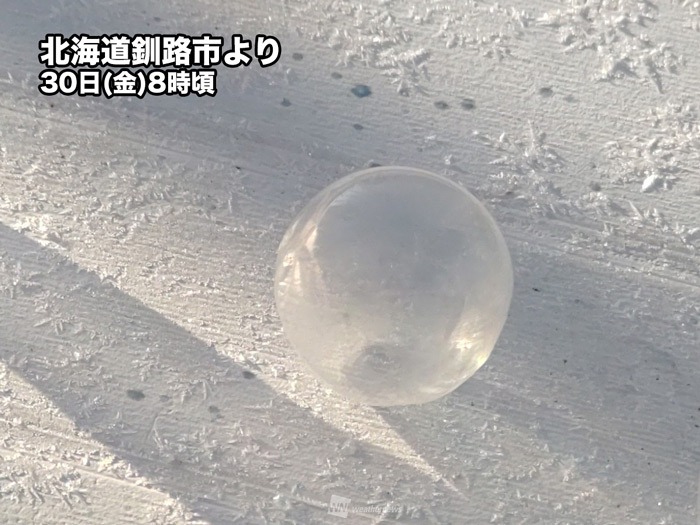 北海道では冷凍庫並みの冷え込み　シャボン玉も凍る