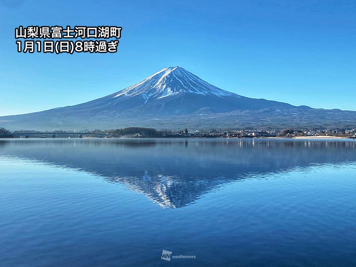 2023年元日の富士山絶景　山梨側は雪少なく山頂近くでも山肌