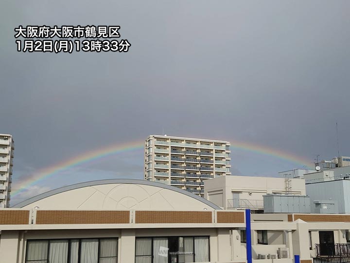 関西に雨雲流れ込みにわか雨　日が差し込んで虹が出現