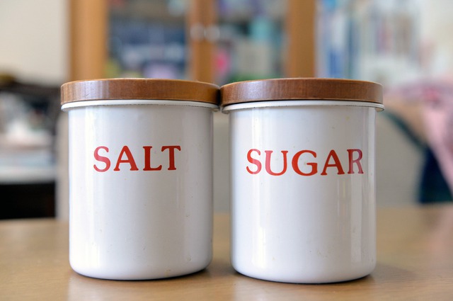 塩と砂糖では逆!?　固まる理由とサラサラに戻す方法
