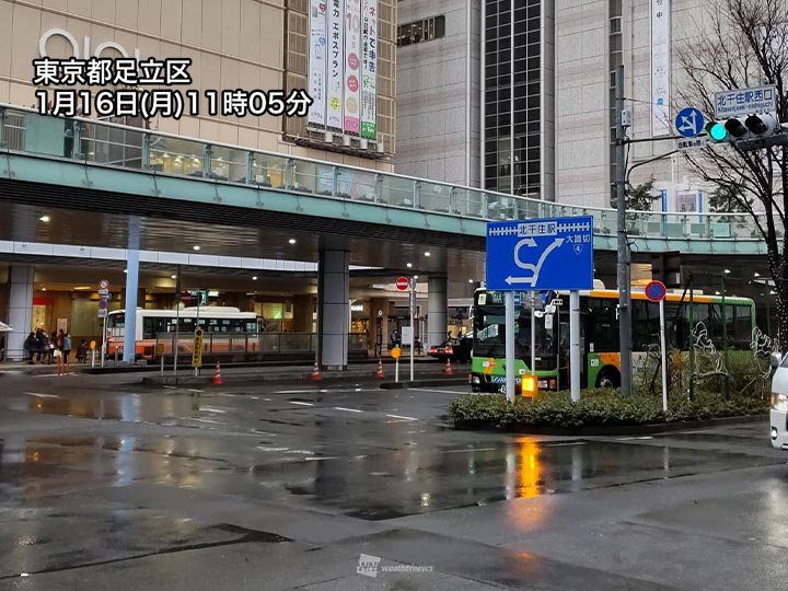 東京都心はランチタイムに本降りの雨　気温は7℃前後で昼間でも寒い