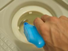 重曹や酢、洗剤を使い分け！ 浴室の排水口の臭いや汚れをスッキリきれいにする方法