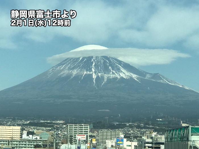 富士山に大きな笠雲　西風が強まることで出現