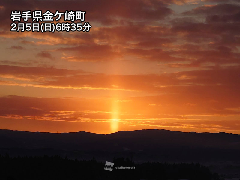 北日本の朝焼けの空にサンピラー(太陽柱)が出現