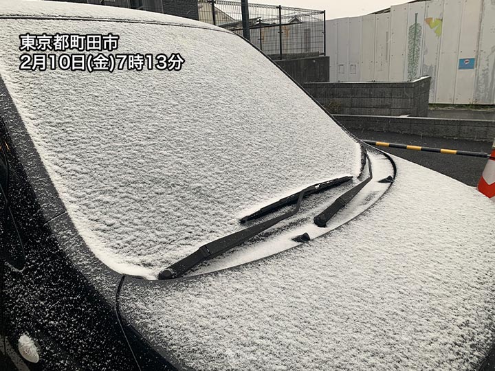 関東各地で雪が降り出す　内陸部では車や屋根が白くなっている所も