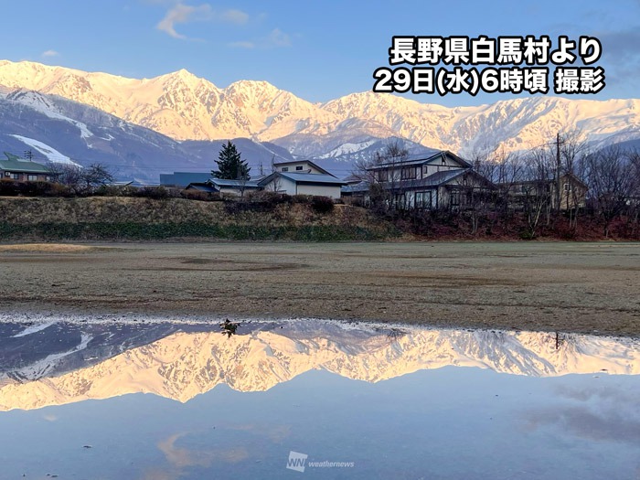 北アルプスが水鏡に映る朝　風弱く穏やかな晴天　長野・白馬