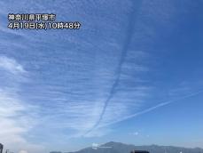 関東の空に広がる雲を切り裂く帯　消滅飛行機雲と呼ばれる現象