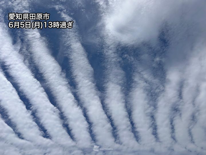 近畿や東海の空に波打つような雲　前線の接近を示唆