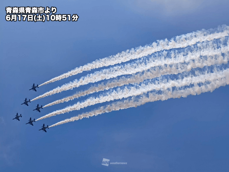 青森県で青空に映えるブルーインパルス