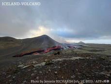 アイスランド　レイキャネス半島で火山噴火　亀裂から溶岩
