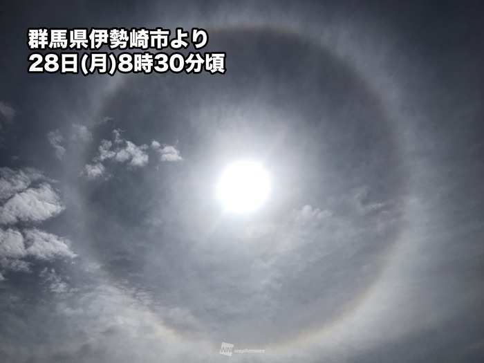 関東の上空に環状の虹色“ハロ”　台風10号の影響で薄雲広がる