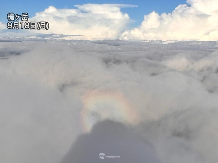 槍ヶ岳でブロッケン現象　山の影に現れる虹色
