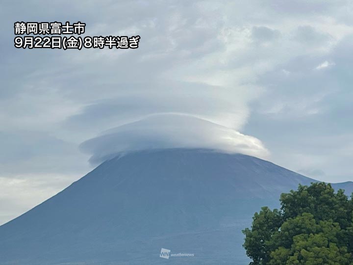 富士山に大きな笠雲　前線の影響で上空に湿った空気
