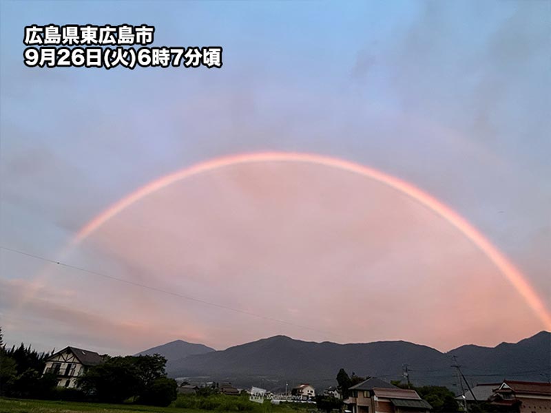 広島で朝ににわか雨　朝焼けとともに大きな虹の架け橋