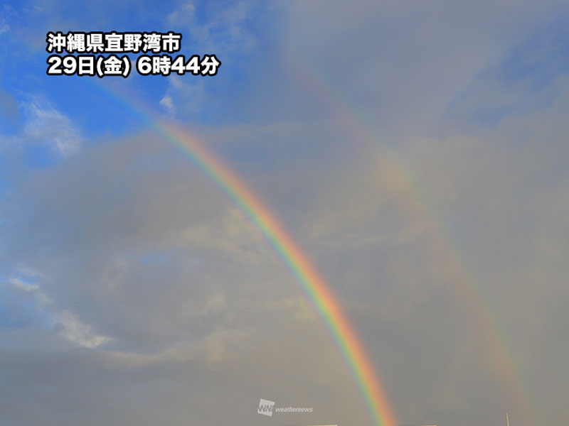 沖縄で雨雲が次々と通過　雲の切れ目に虹も出現