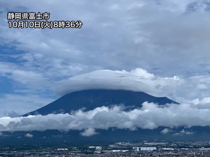 天気回復で富士山が姿を表す　山頂には大きな笠雲