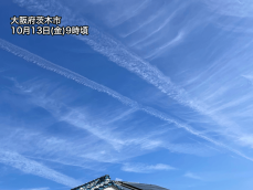 秋晴れの空に長く伸びる飛行機雲　週末の天気下り坂を示唆