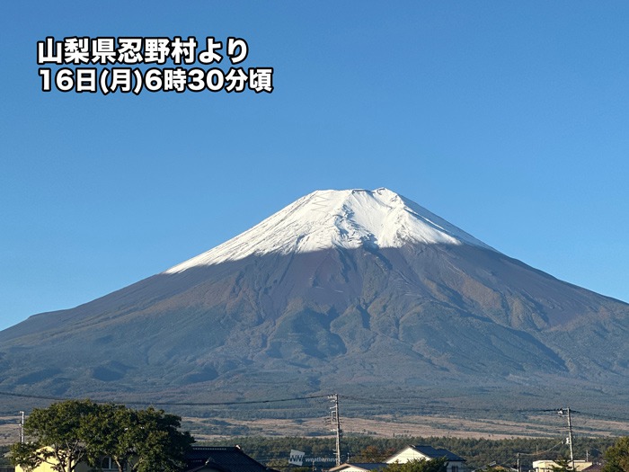 秋晴れの青空に冠雪した富士山　積雪増えて山頂付近は真っ白に