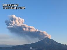 鹿児島・桜島が噴火し噴煙は海抜5000m近くまで上昇