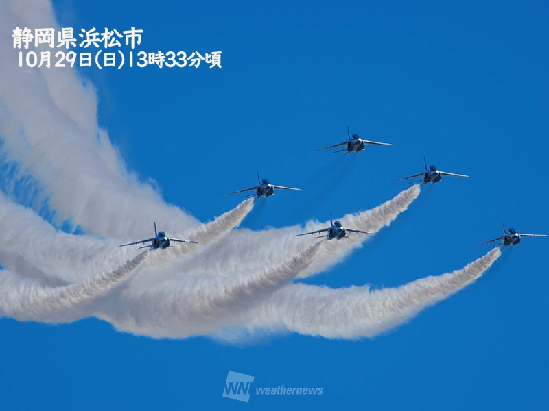 静岡県・浜松 ブルーインパルス　青空バックに華麗なアクロバット飛行