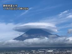 雨雲抜けて富士山に大きな笠雲　山肌にはほとんど雪が見られず