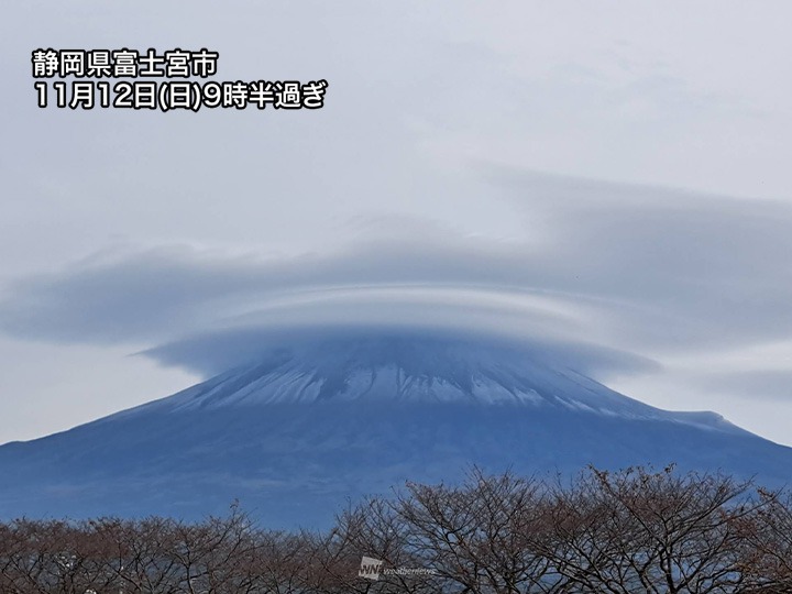 富士山が再び雪化粧　笠雲を被って姿を見せる