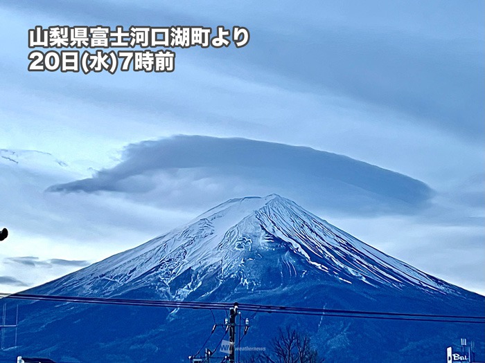 今朝は一時的に富士山の山頂に大きな笠雲　このあとは晴天に