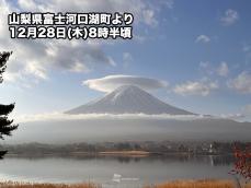 富士山に大きな笠雲　中腹には雲が漂う