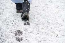 凍った雪道を安全に歩くための心得　固まった雪や再凍結に注意