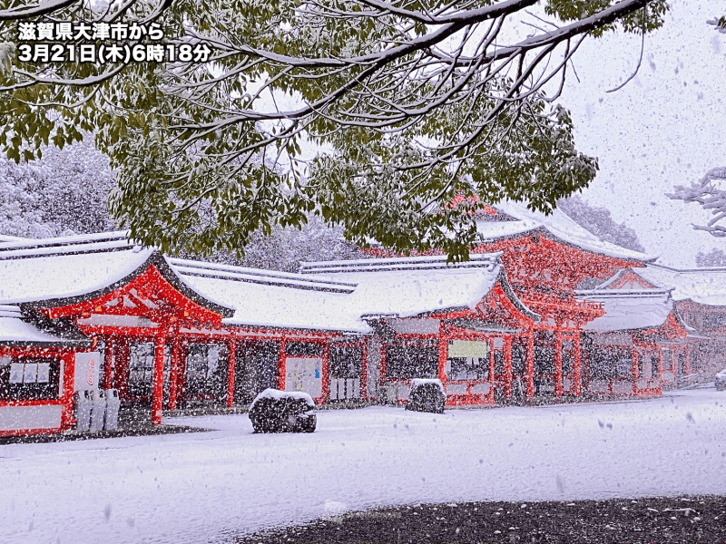 古都を白く染める名残雪　路面の悪化に注意