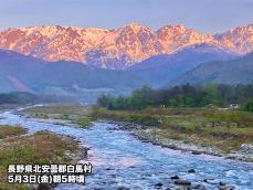 朝日に照らされる、白馬連峰のモルゲンロート・長野県