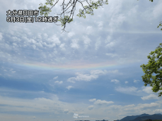 西日本の空に虹色の帯が出現　地平線に近い所に見える環水平アーク