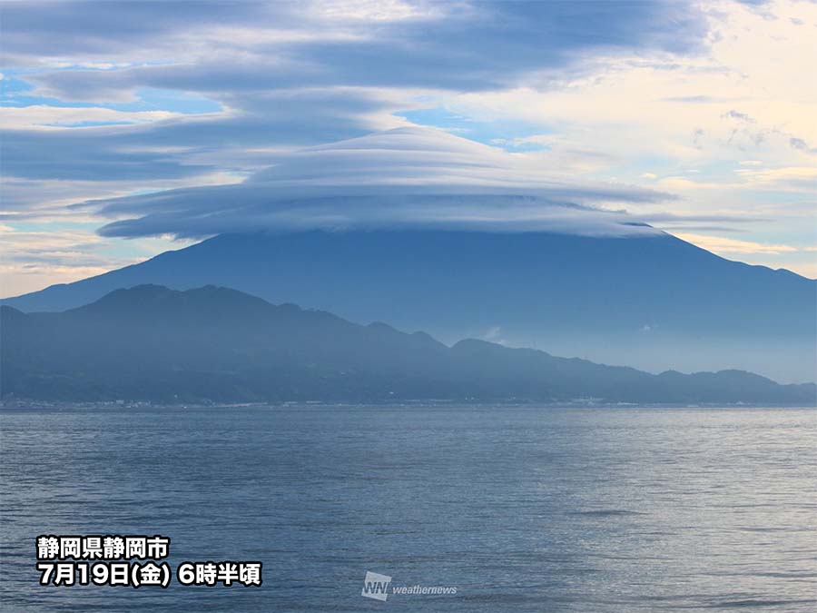富士山を覆う帽子のような「笠雲」が出現