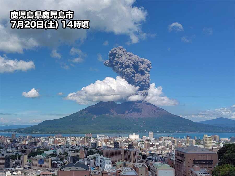 鹿児島・桜島で噴火　夏空に上がる噴煙は3700mに達する