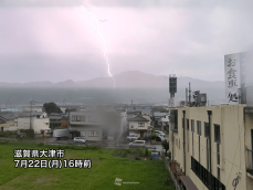 近畿や四国、関東で雷雲が発達　激しい雨や落雷、突風などに注意