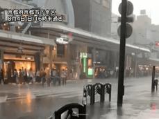 発達した雷雲が京都市を直撃　傘が役に立たないような土砂降りに