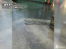 三重県で非常に激しい雨が続く　道路冠水や停電が発生している所も