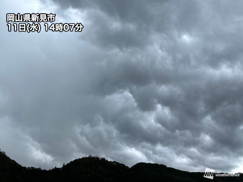 山沿いで雨雲が発達し土砂降りの雨に　道路冠水や低地の浸水に注意