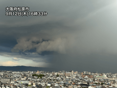 近畿や中国で雷を伴った激しい雨　道路冠水や落雷などに警戒