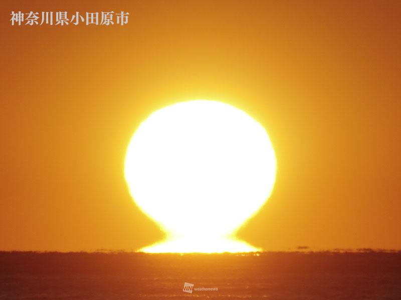 縁起良く「だるま初日の出」登場　蜃気楼の一種