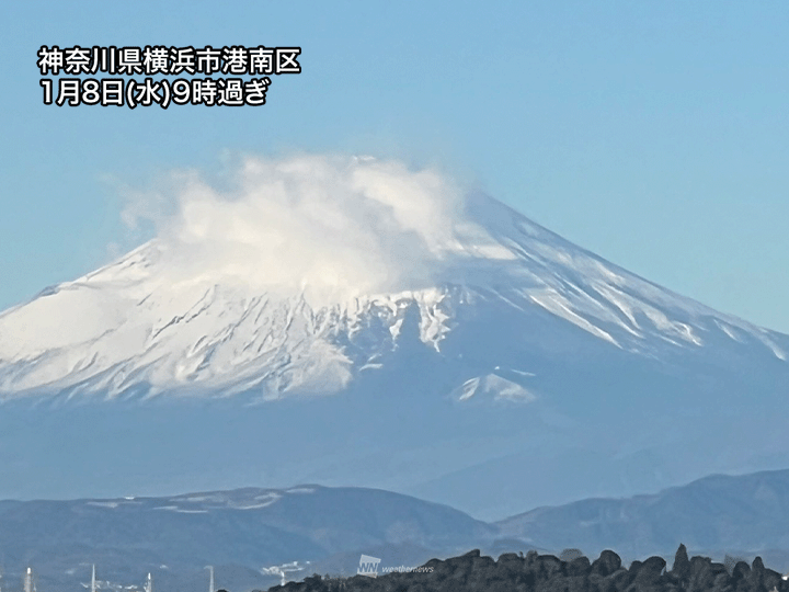 冬晴れの青空に冬の富士　先日の降水で雪化粧をし直す