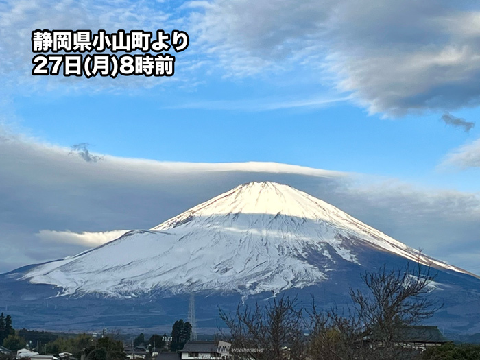 朝早くに富士山に雄大な笠雲　天気下り坂のサイン