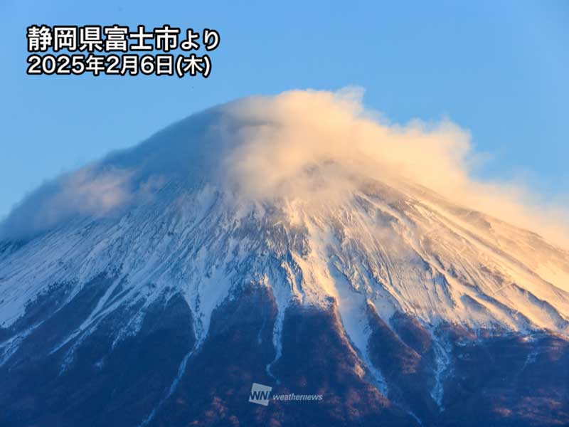 雪煙を舞い上げる富士山　強い寒気で上空の風強まる