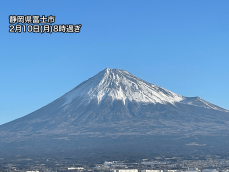 青空をバックの富士山　雪は少なく山肌見える