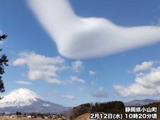 富士山周辺に笠雲やつるし雲が出現　天気が下り坂に向かう予兆