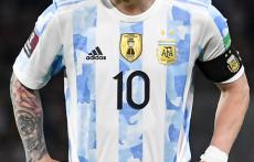 アルゼンチン代表がW杯用のユニフォーム発表、白と水色のストライプから“adidasの文字”が消える
