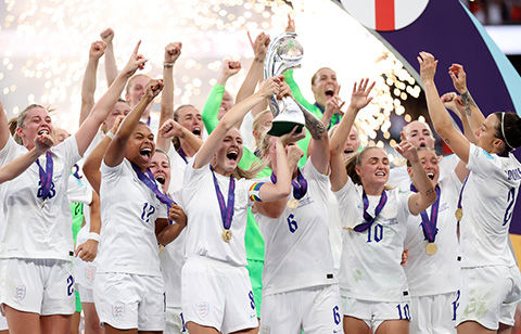 8万人超の大観衆！ イングランドが自国開催の女子ユーロでドイツ下して初優勝！《女子ユーロ2022》