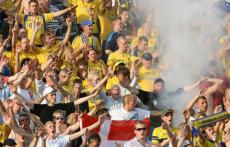 「グロテスクな行為」デンマーク名門のサポが衝撃の蛮行…スタジアムの椅子を破壊しピッチへ投げる