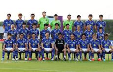 「大事なチームメイト」「いいチーム」日本代表が粋な計らい！ 胃袋を支える西芳照シェフがキャプテンマークで集合写真に！